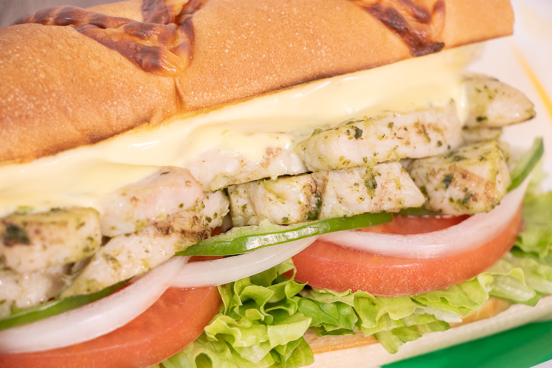 「カリとろチーズバジルチキン」（590円）