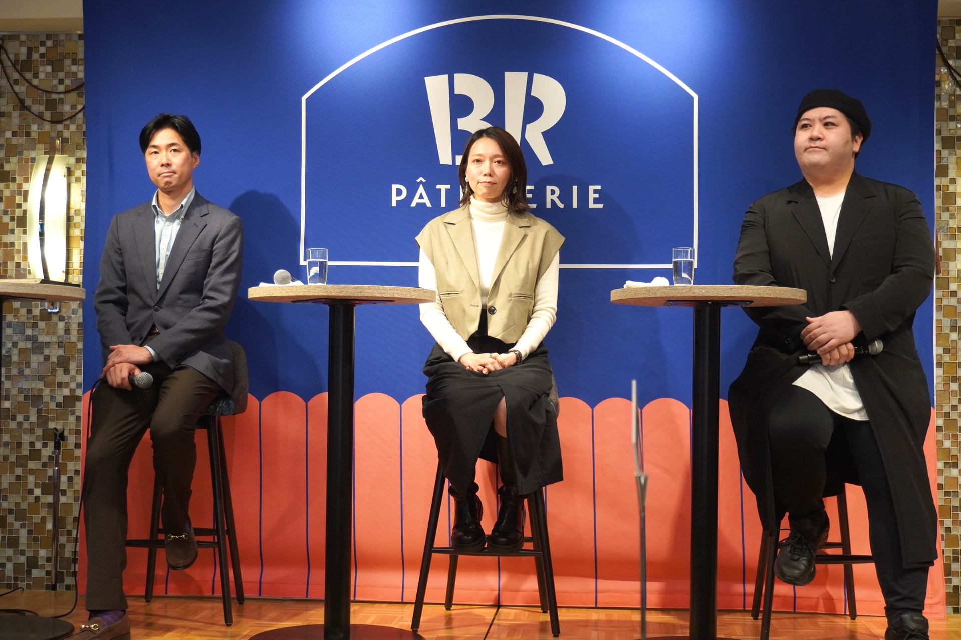 左から順にB-R サーティワン アイスクリーム マーケティング部 橋本氏、スイーツ専門家 chico氏、クリーム太朗氏