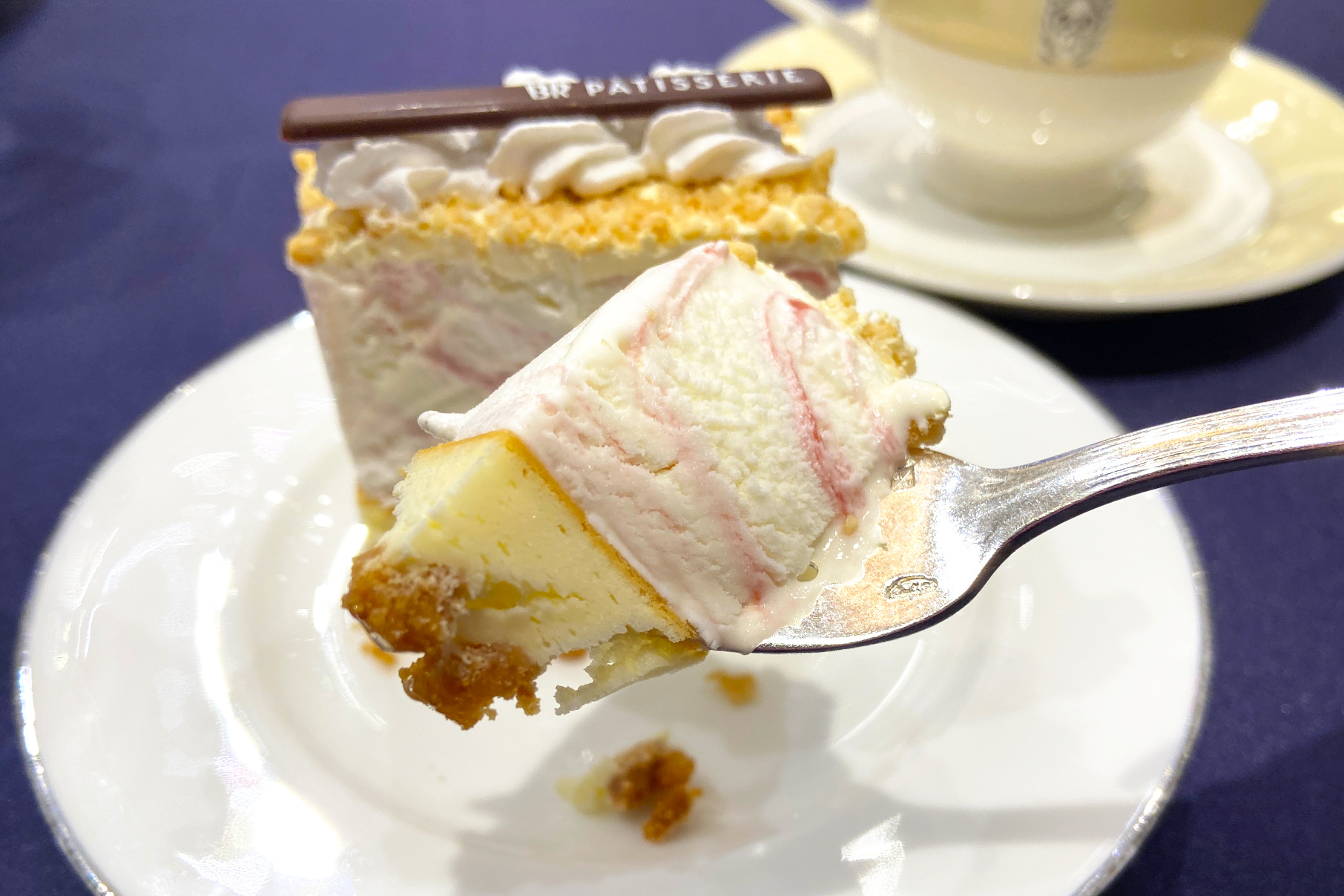 複数の層が一体感がある。甘酸っぱいいちごとベイクドチーズケーキが絶妙。“リアルな”ストロベリーチーズケーキが堪能できる