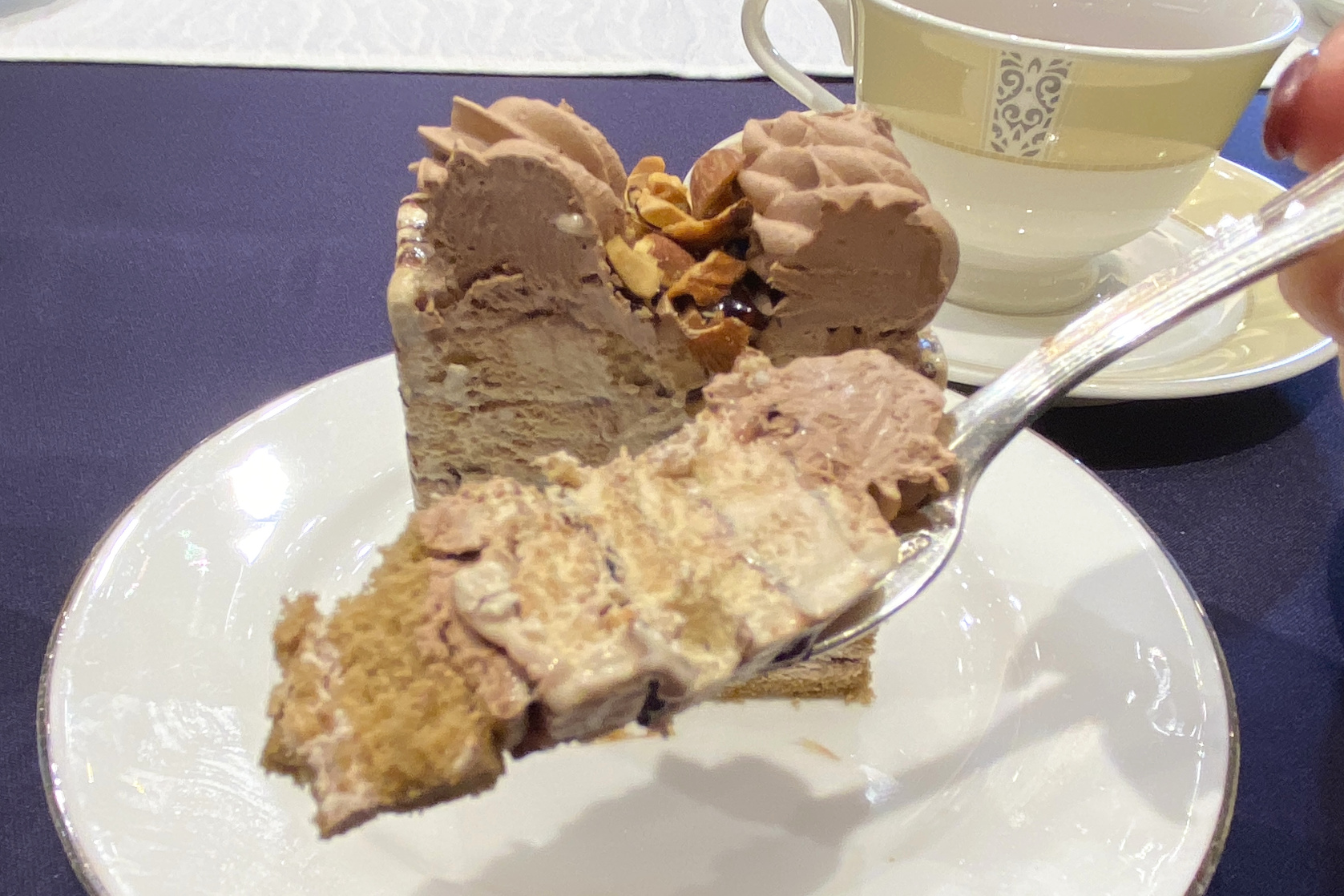 冷凍なのにふわふわ！　口の中にコーヒーの香ばしい香りが広がり少しオトナな味わい。ローストアーモンドの食感がアクセントになっている