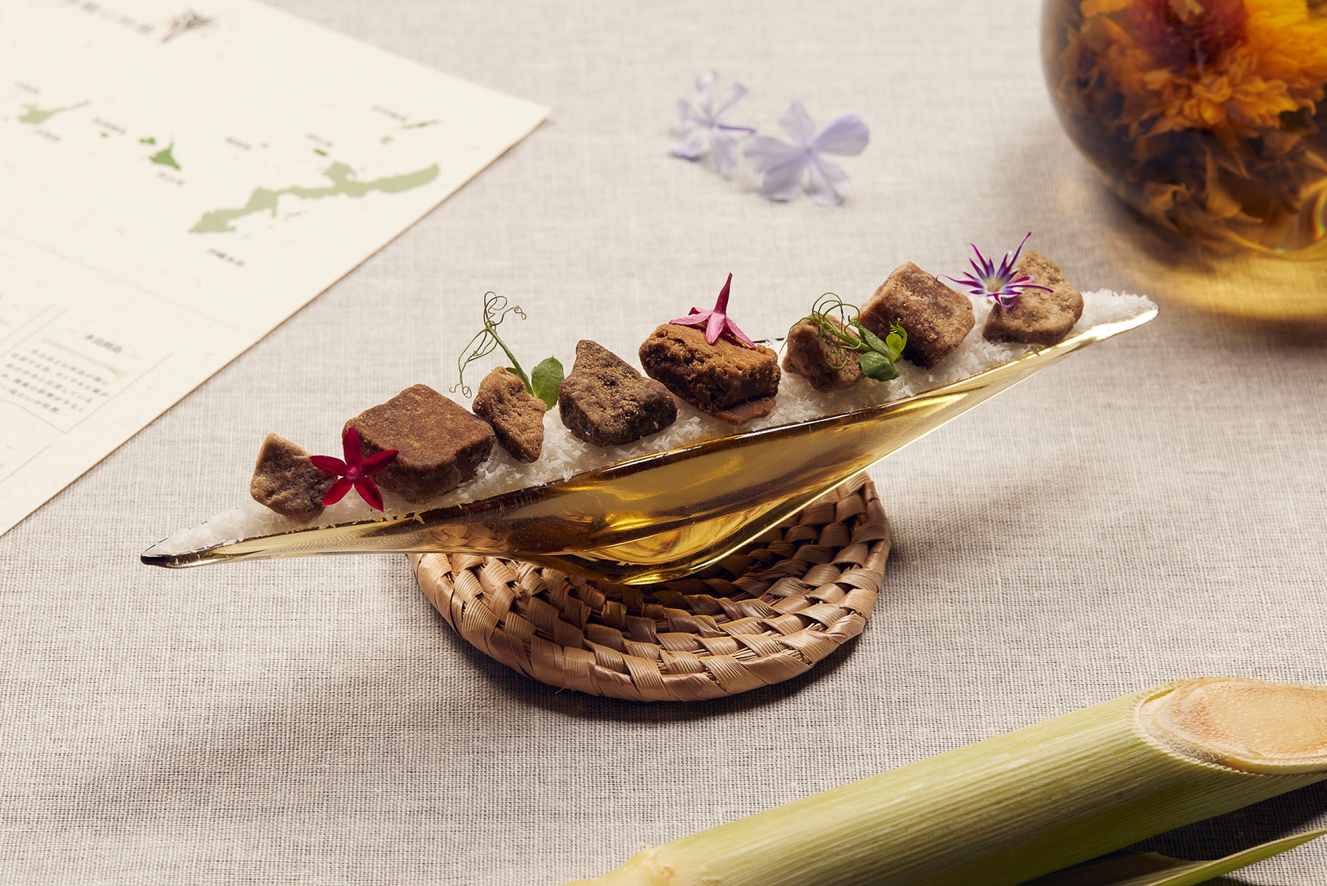 8種類の黒糖をテイスティングできる「ウエルカム黒糖」