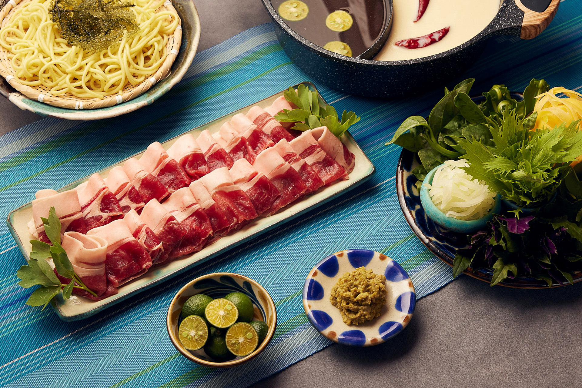 ディナーは「カマイ しゃぶしゃぶ」をいただく。“カマイ”はイノシシのことを指す西表島の方言