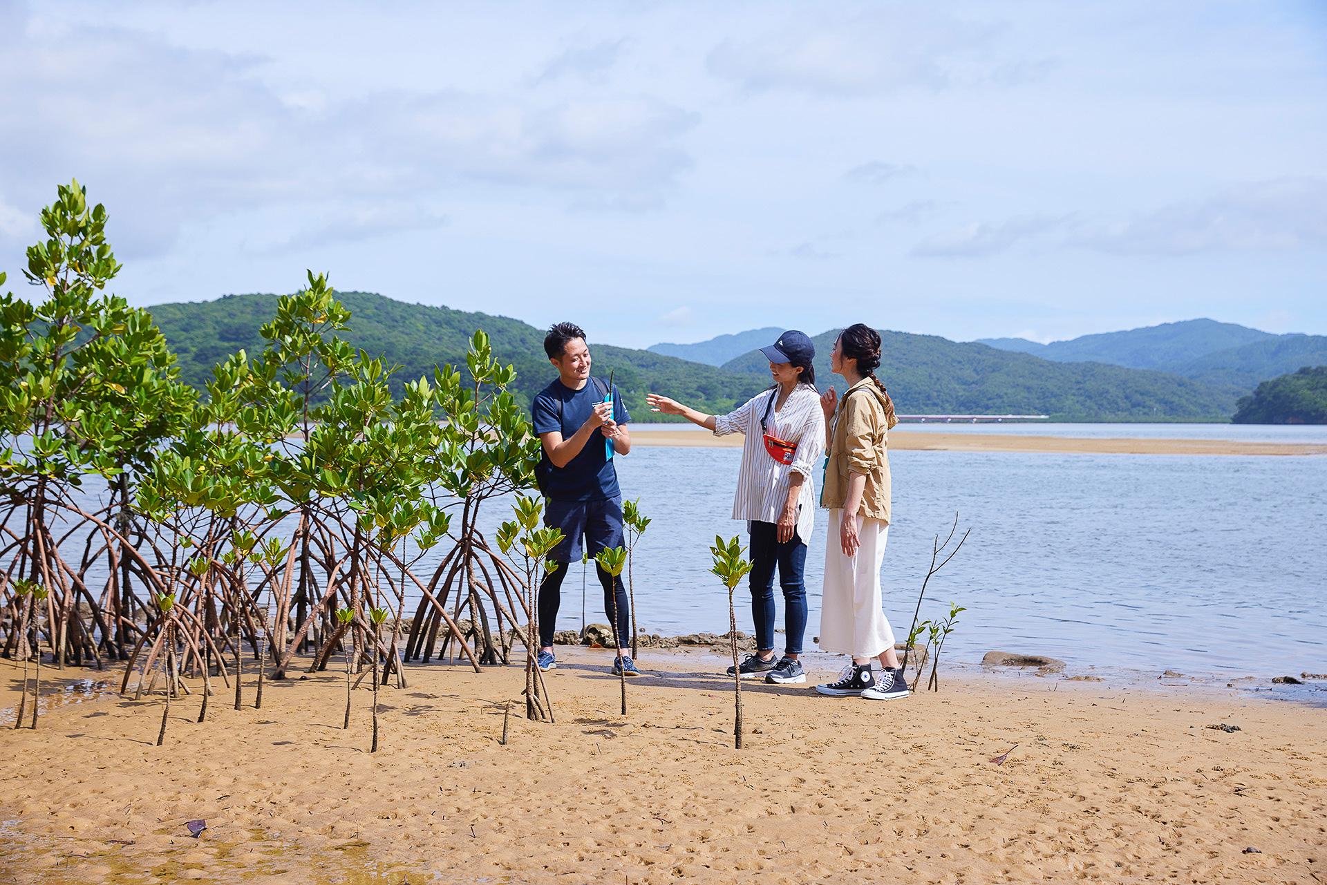 ホテル前のビーチから河口まで散策する「イリオモテガイドウォーク マングローブコース」（無料・要予約）