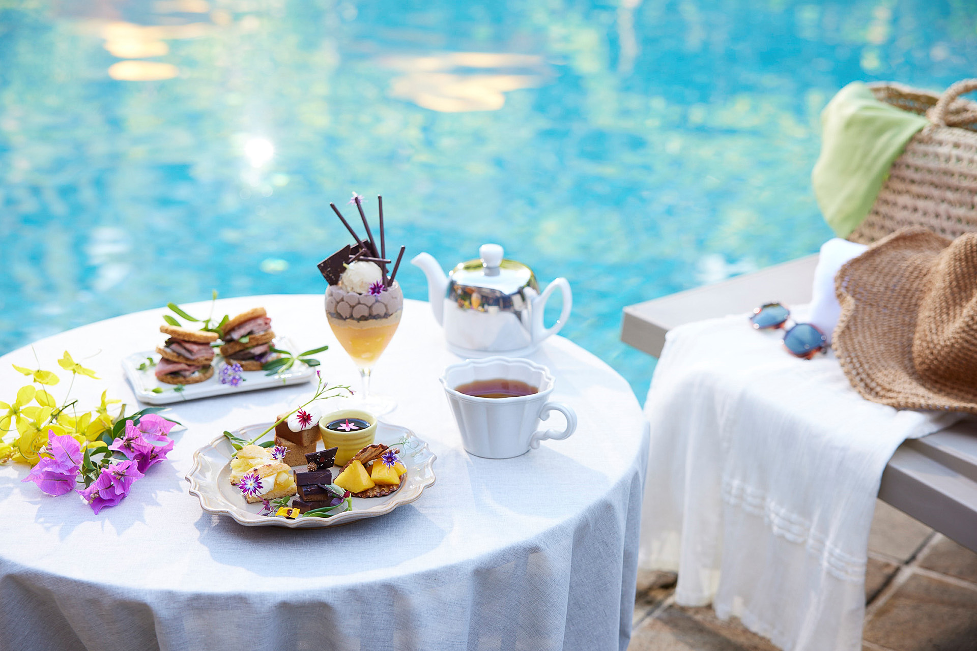 黒糖アイスをはじめ、黒糖パンを使ったローストビーフサンドなどがズラリと並ぶ「黒糖アフタヌーンティー」