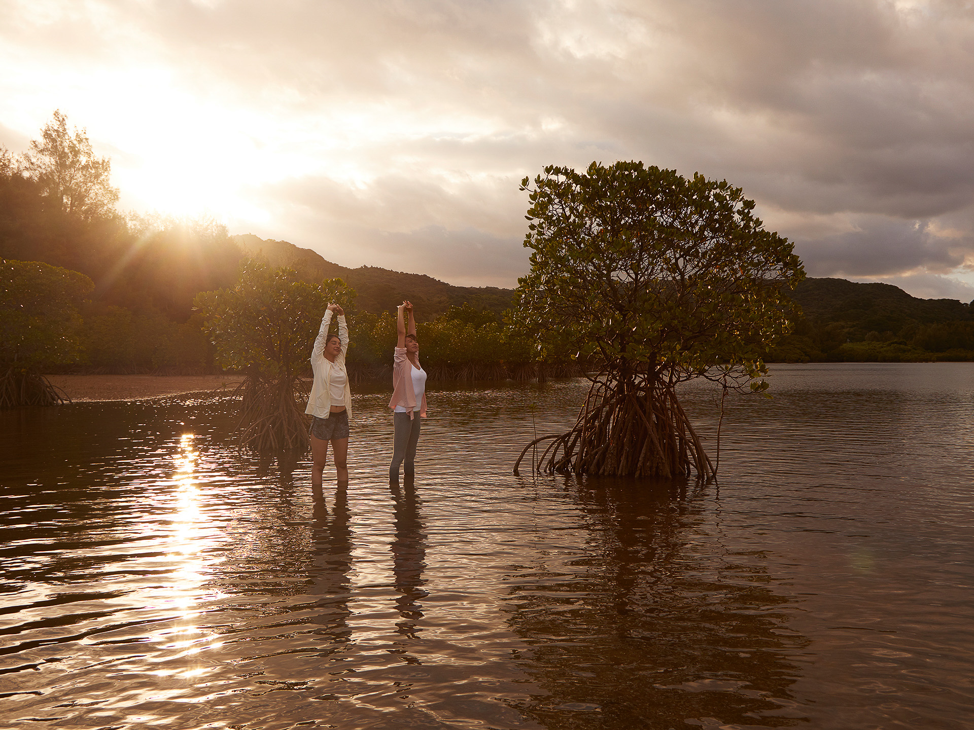 マングローブ林まで散歩がてらに移動して行なう「お目覚めマングローブストレッチ」（無料）