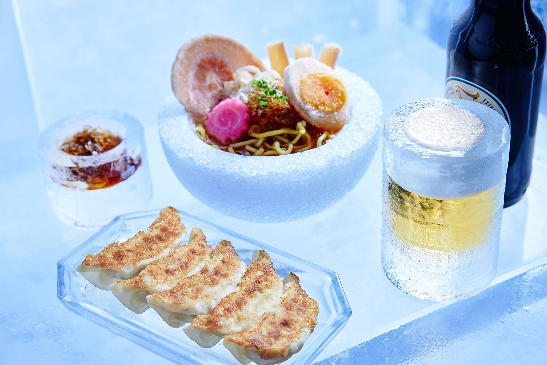 氷のラーメン、餃子、ビールの組み合わせ
