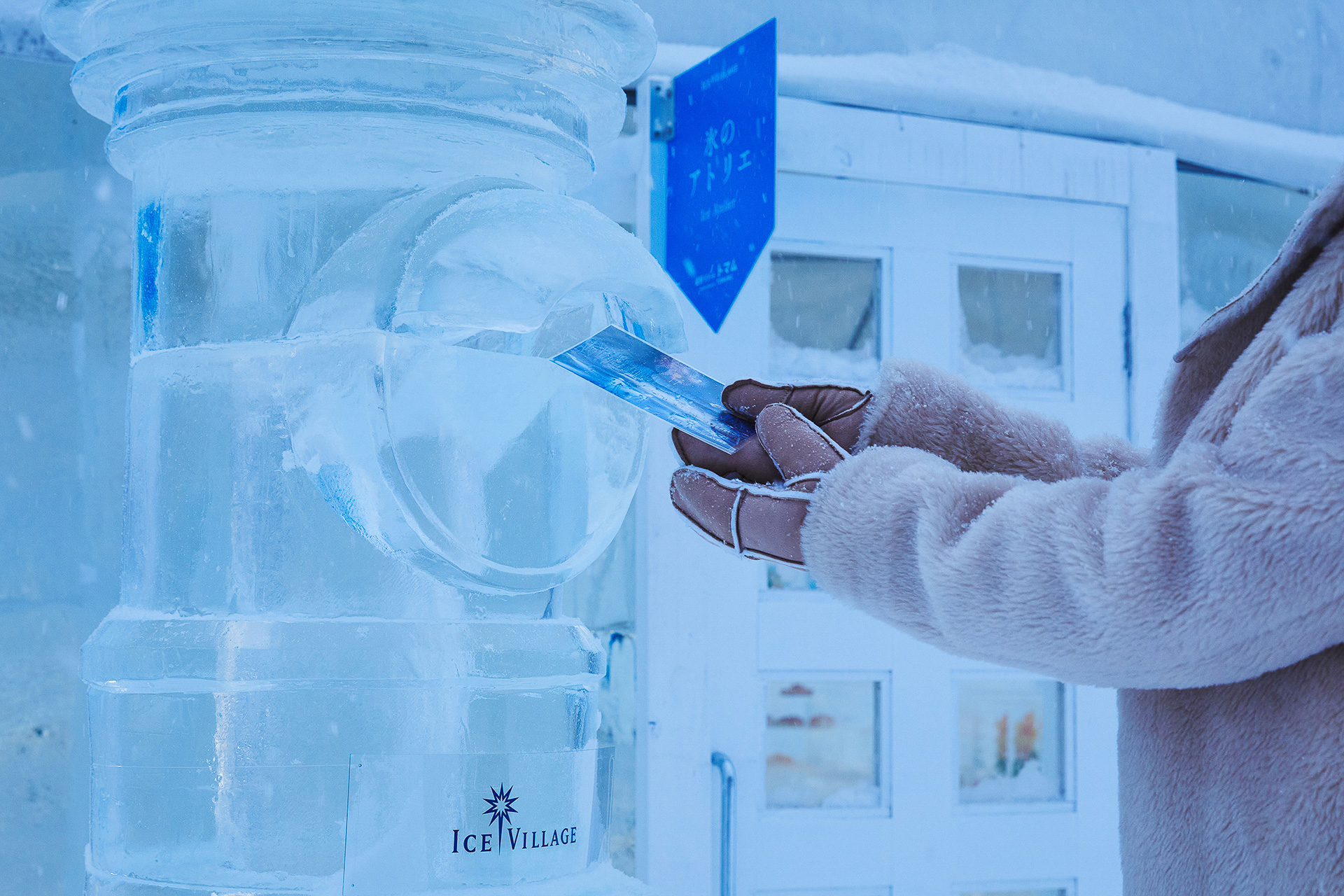 「氷の郵便屋」では、販売しているポストカードを世界中に送ることができる