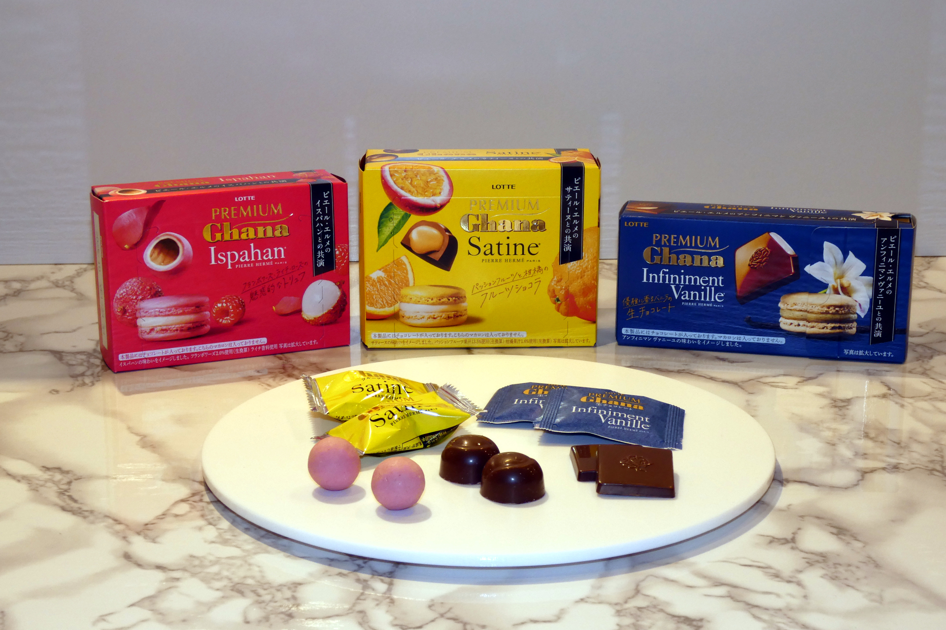 （左から）「プレミアムガーナ トリュフ＜イスパハン＞」「プレミアムガーナ フルーツショコラ＜サティーヌ＞」「プレミアムガーナ 生チョコレート＜アンフィニマン ヴァニーユ＞」