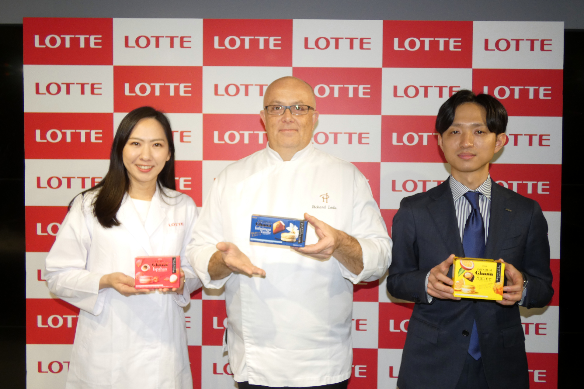 （左から）ロッテ 中央研究所チョコ・ビス研究部チョコレート研究二課 課長の村松美紀氏、PH PARIS JAPON 代表取締役社長のリシャール・ルデュ氏、ロッテ マーケティング本部 第一ブランド戦略部 ガーナブランド課の山口洸也氏