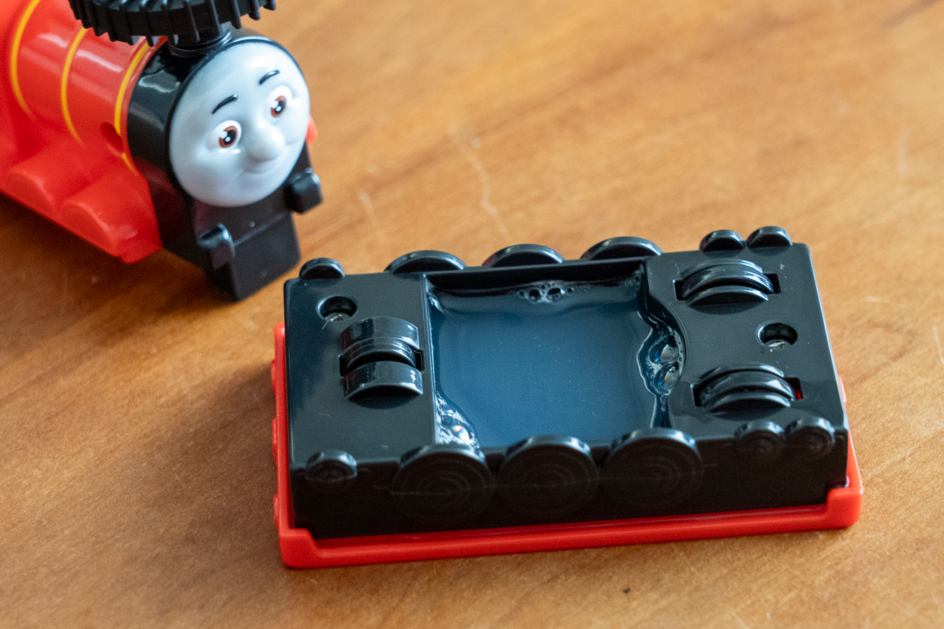 車輪を上にしてシャボン玉液を入れる