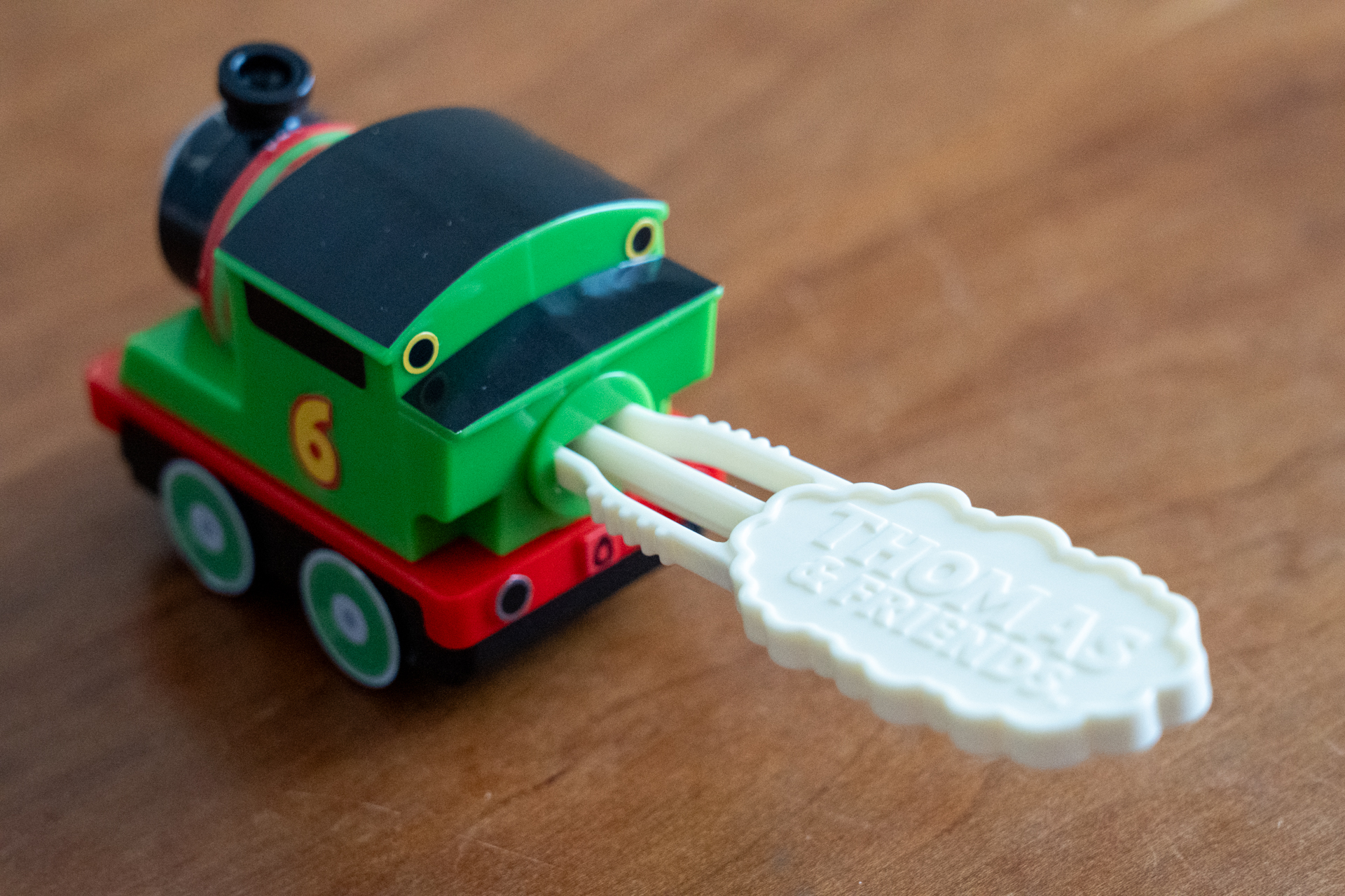 後ろからカギパーツを差し込む