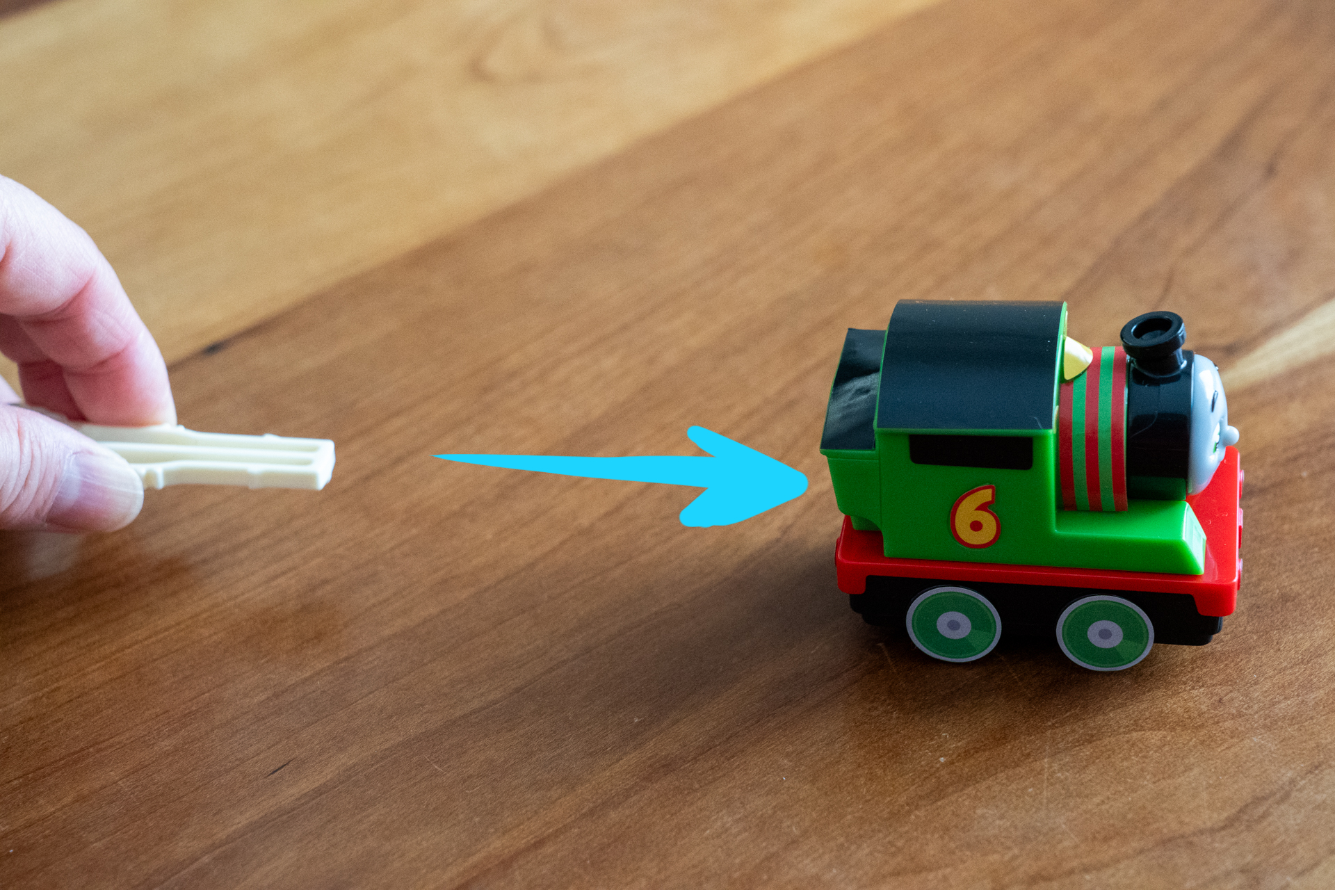 パーツのつまみを押すと……