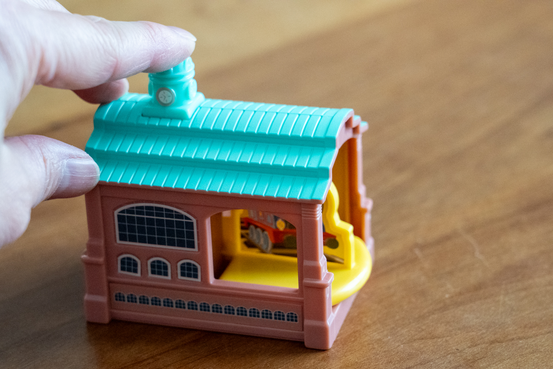 パネルを駅舎にセットする