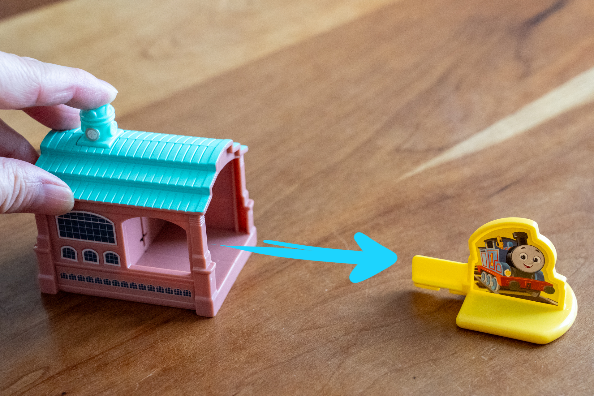 屋根のつまみを押すと……