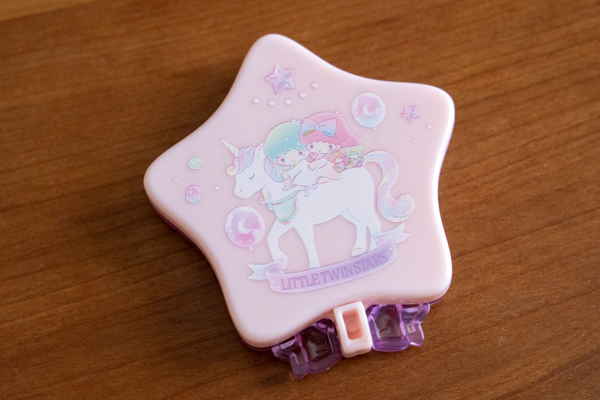 後ろはユニコーンに乗ったキキ＆ララが描かれている