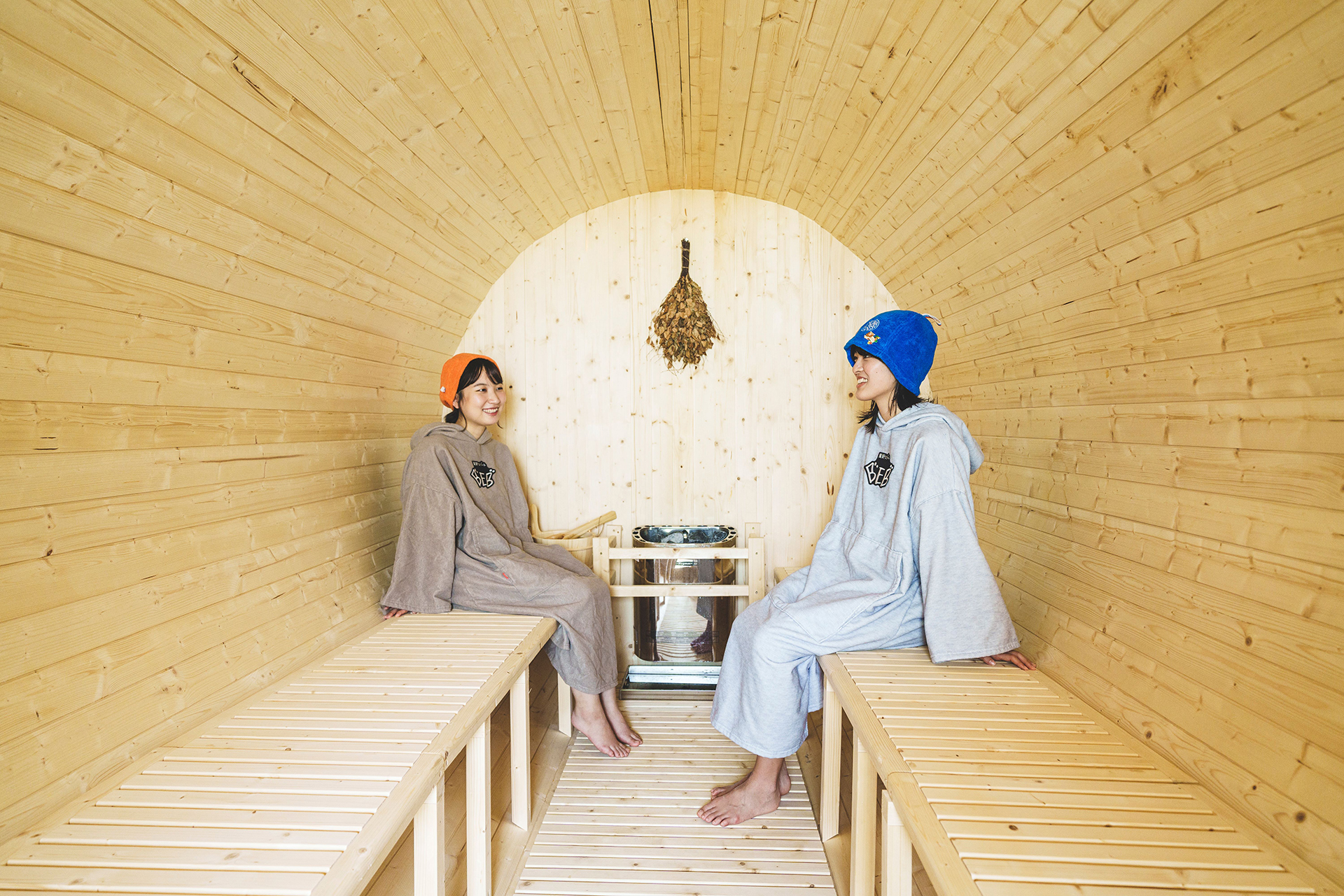 水蒸気を発生させて温浴効果を高めるロウリュも用意されているバレルサウナ