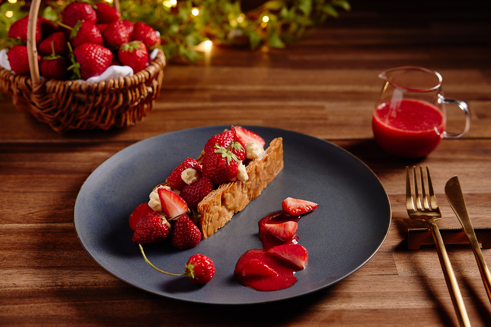 フランボワーズのリキュールで香りづけしたオリジナルミルフィーユ