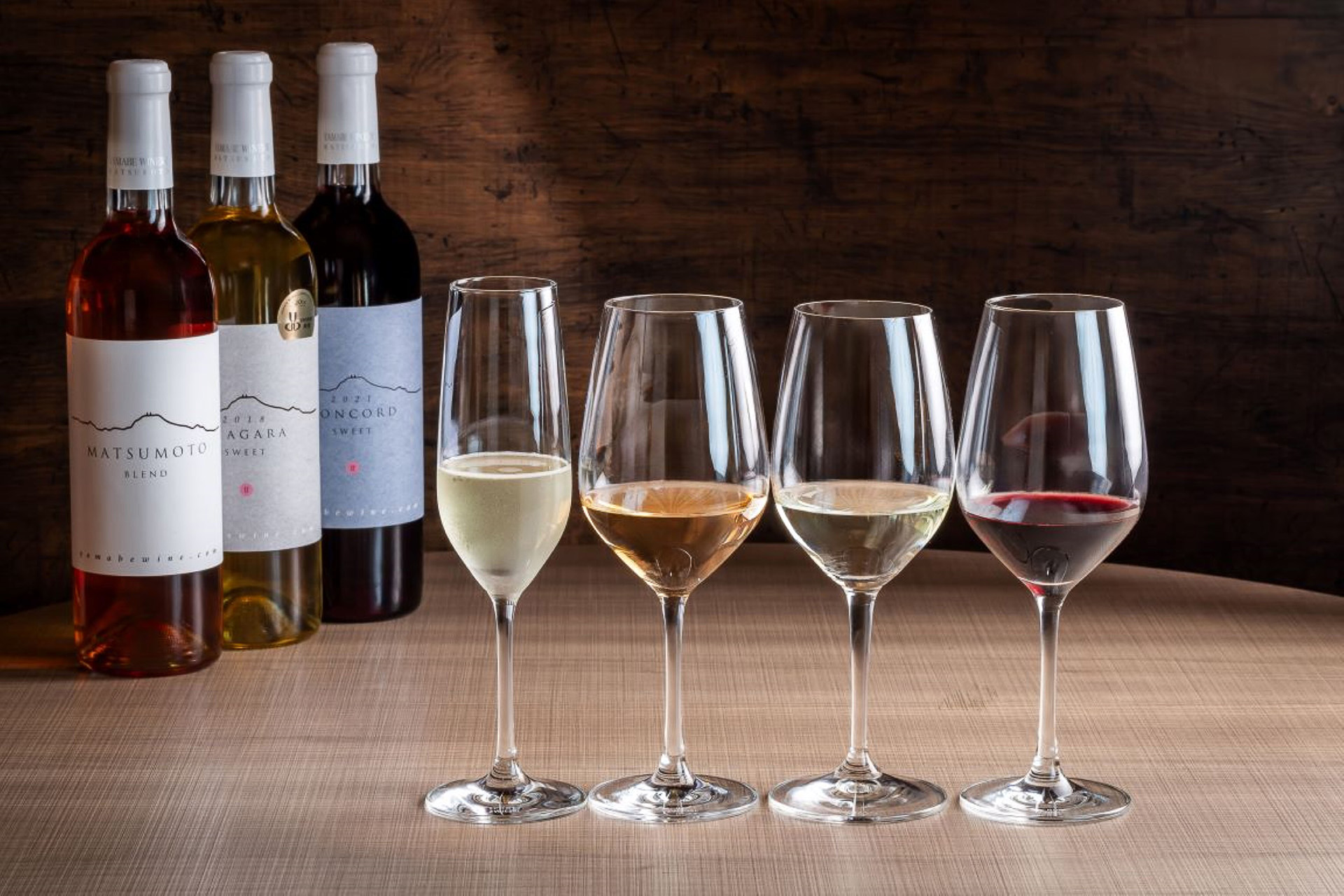 夕食では山辺ワイナリー選りすぐりのスパークリングワイン、ロゼワイン、白ワイン、赤ワインの4種がペアリングとして用意される