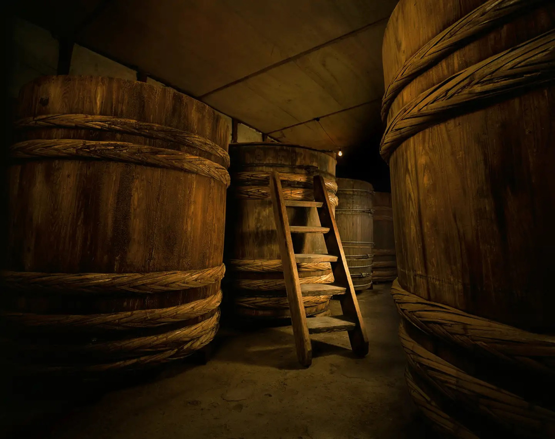 5トンの味噌が入る石井味噌の熟成桶。杉材を使い、天然醸造で3年熟成の伝統的な製法を守っている