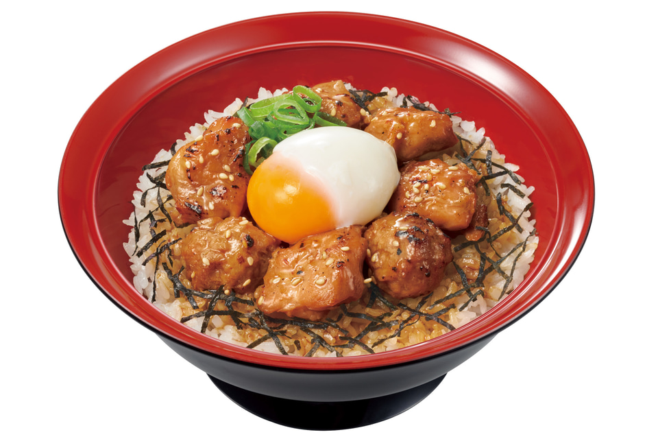 すき家、鶏もも肉増量で食べ応えアップ「炭火やきとり丼」発売