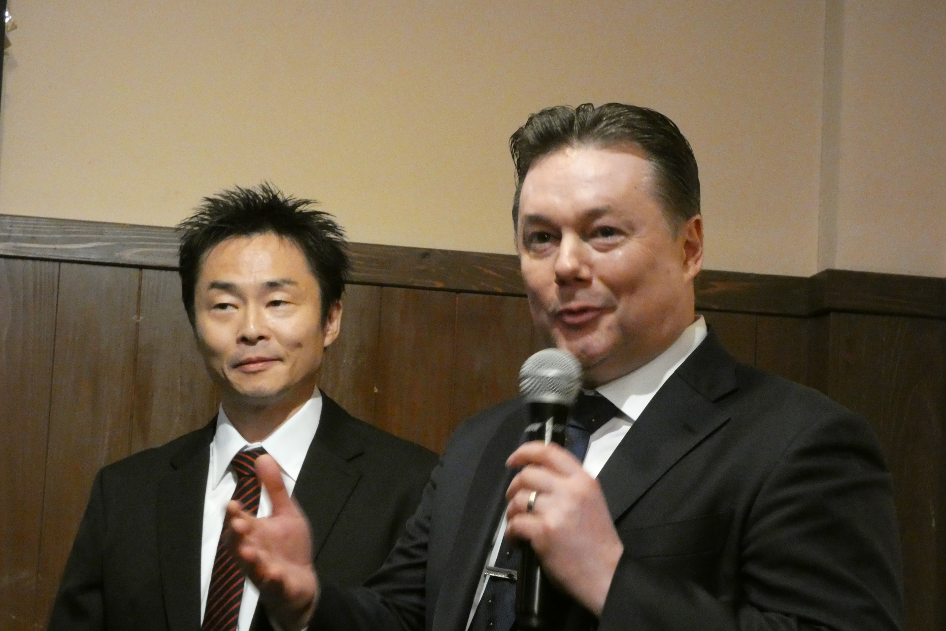 日本マッケイン・フーズ 代表取締役社長のアンソニー・ロビンソン氏（右）とマーケティングマネージャーの安念剛氏