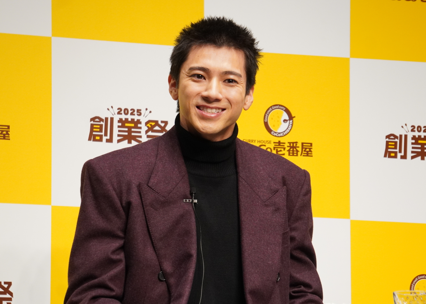 試食する山田さん。商品を監修したことを「夢が叶った」と自身が監修した商品を前に深々と「いただきます」のポーズ。