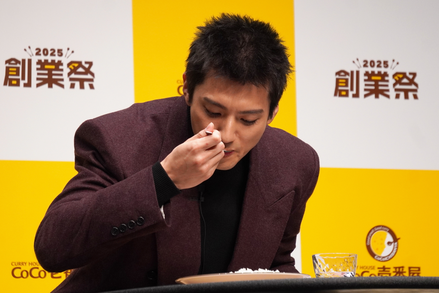 無類のココイチ好きである山田さん。どんどん食べ進めていく