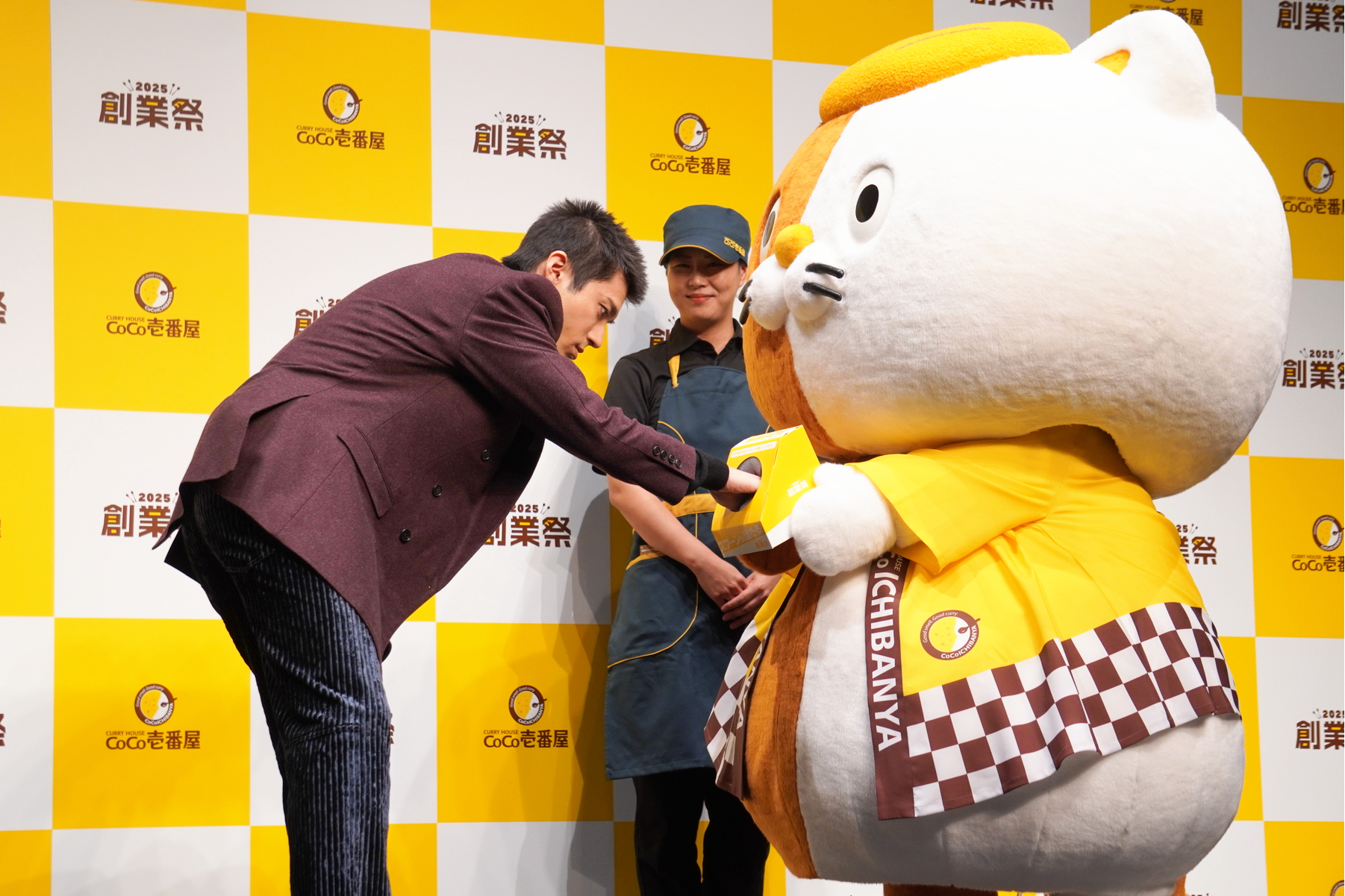 くじの当たりに喜びを爆発させる山田さん