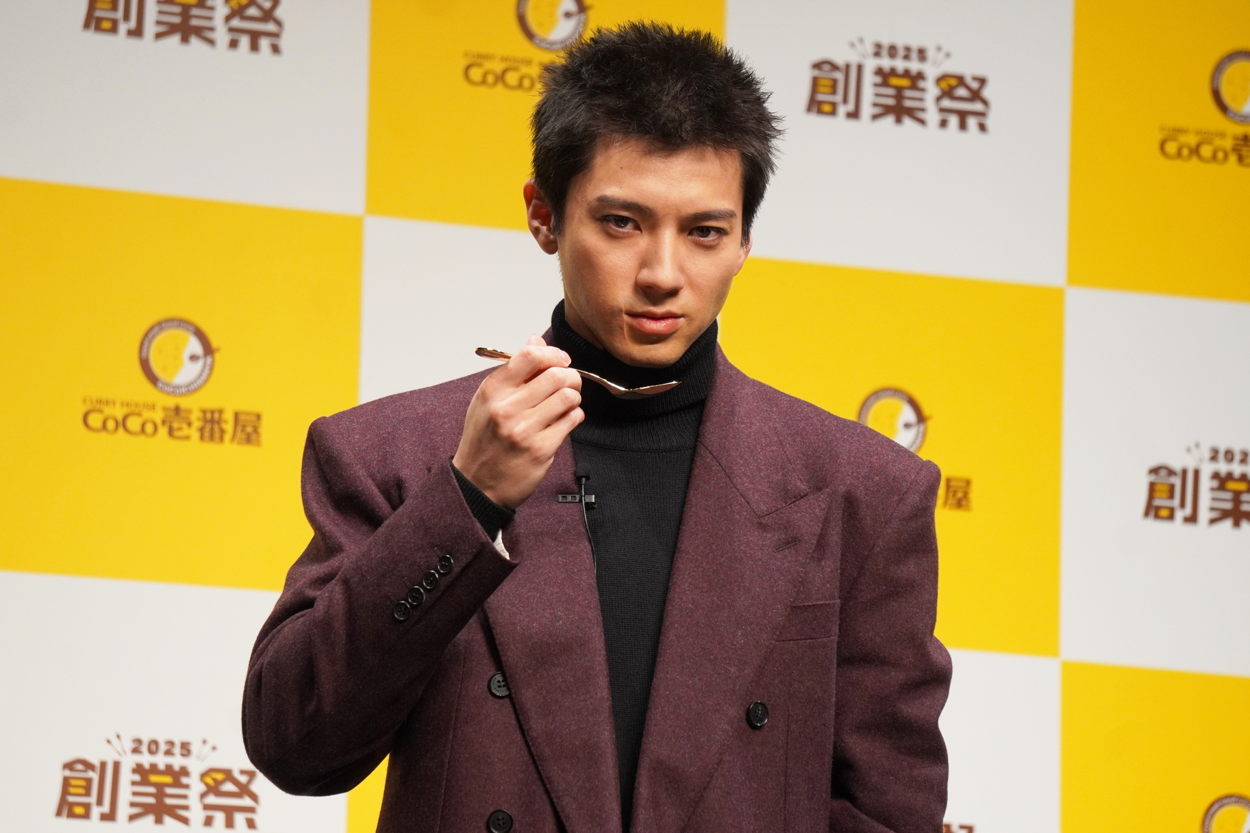 ゴールドのスプーンを引き当てキメ顔をする山田さん