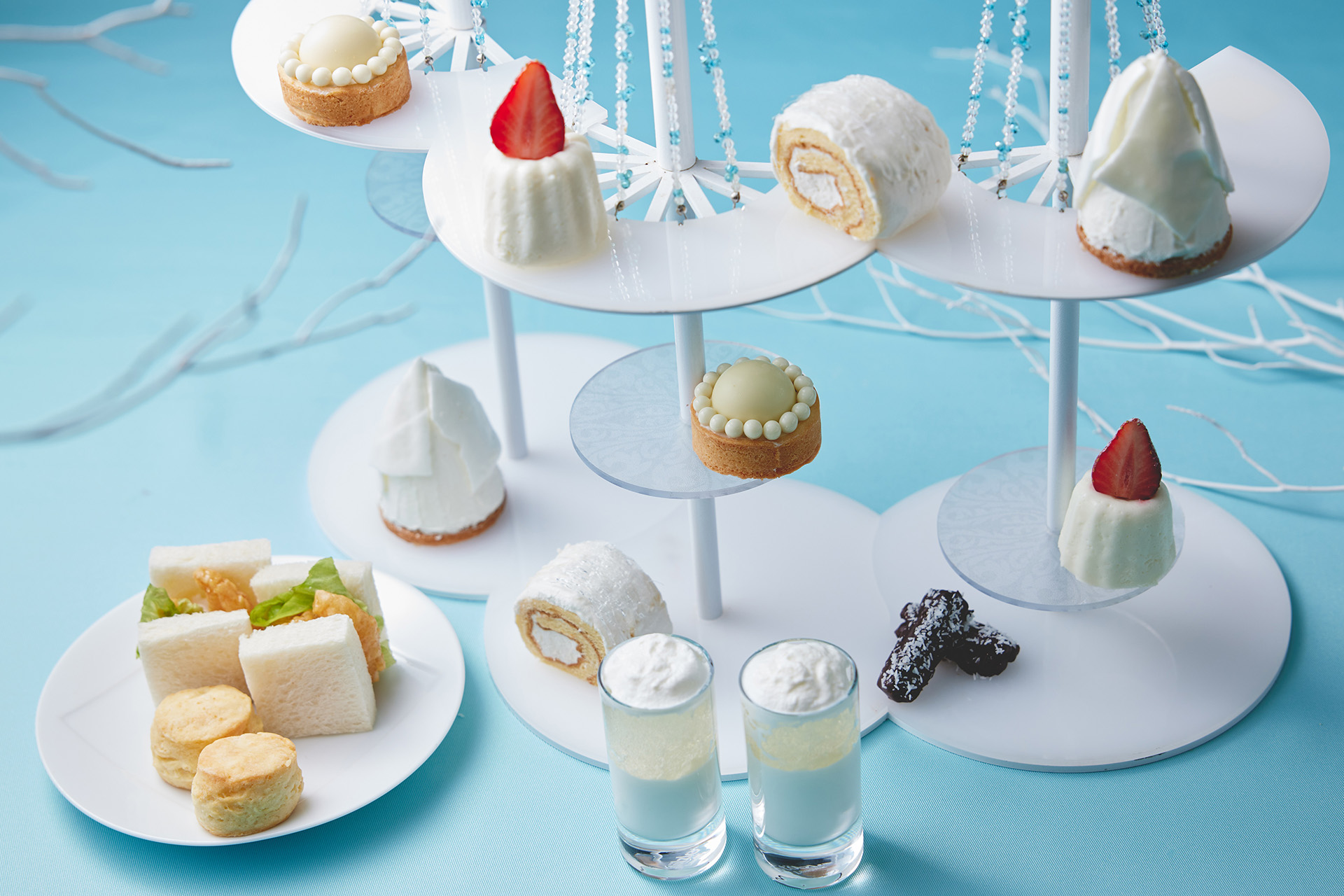ホワイトチョコムースとレモンのタルト、ホワイトムース、霧氷ロールケーキ、モンテビアンコ、霧氷ヴェリーヌ、霧氷チョコレート、エビフリットのサンド、スコーンが軽食として提供される