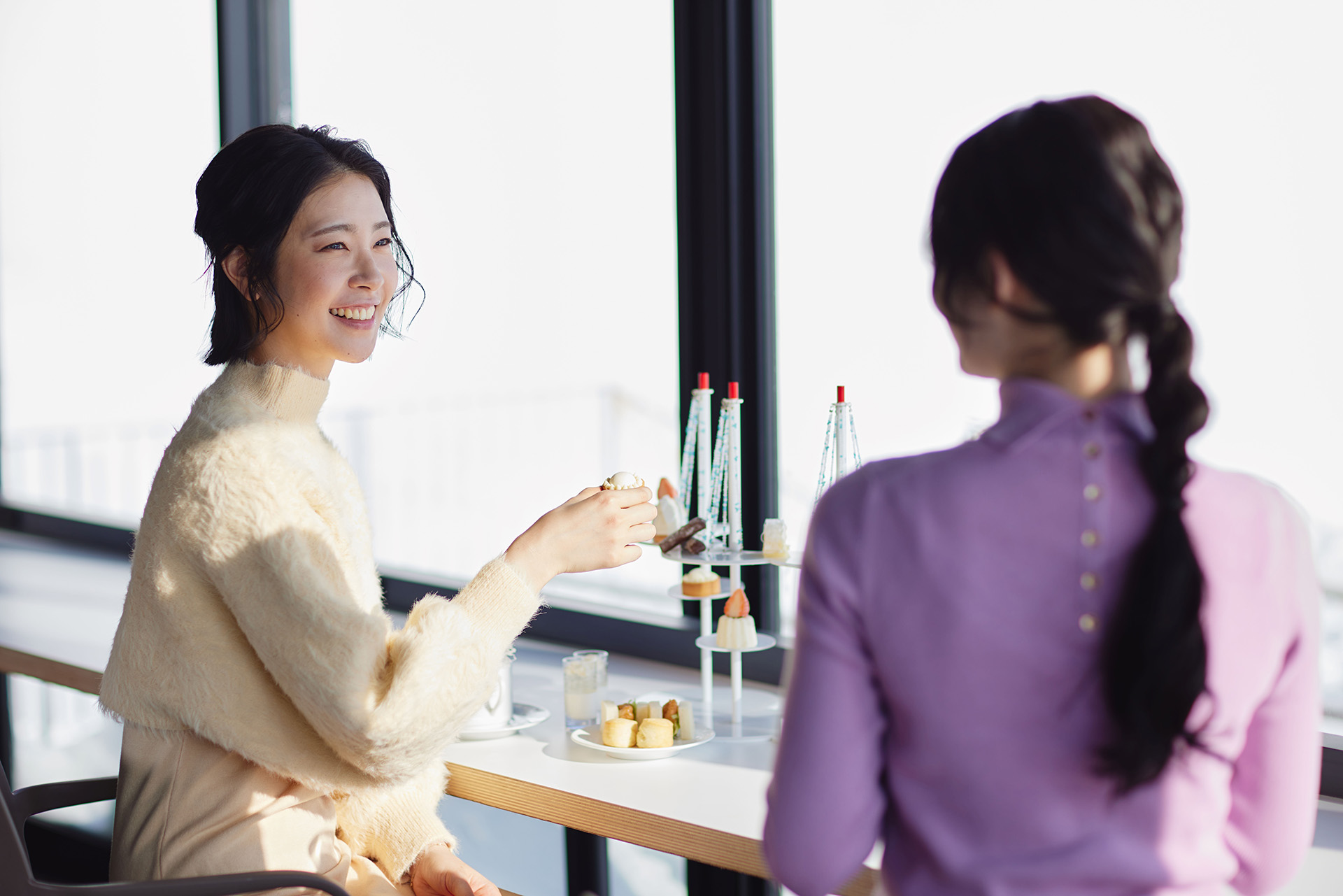 霧氷をまとった木々や雪景色を見ながらのアフタヌーンティー
