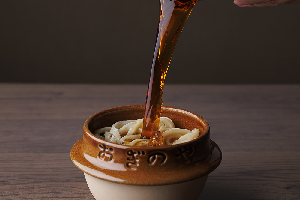 峠の釜めしや駅そばに代表される「めんつゆ」など、荻野屋の味わいを支える重要な要素として継承されてきた伝統の出汁にこだわる