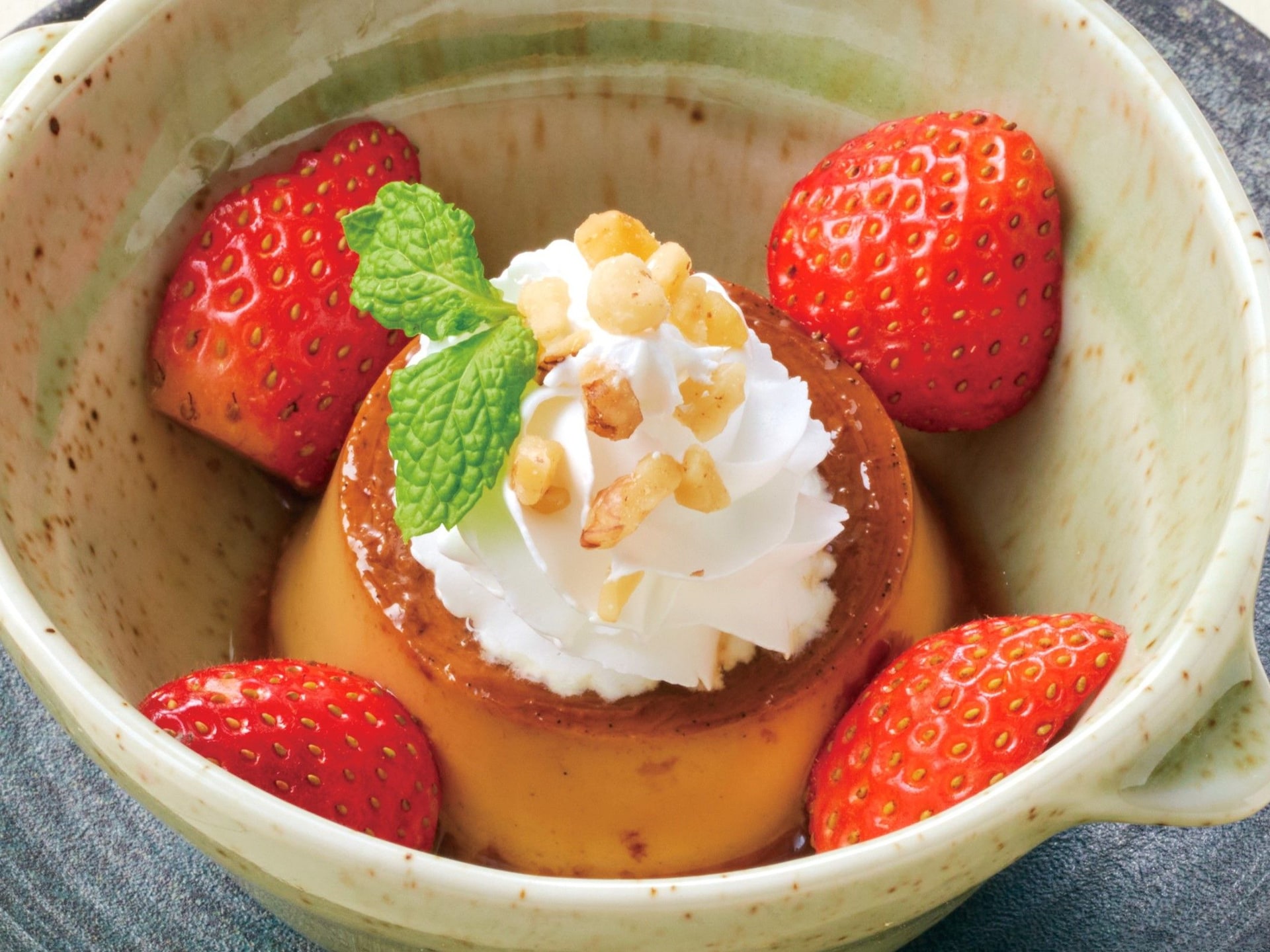 「いちごプリンアラモード」（549円）