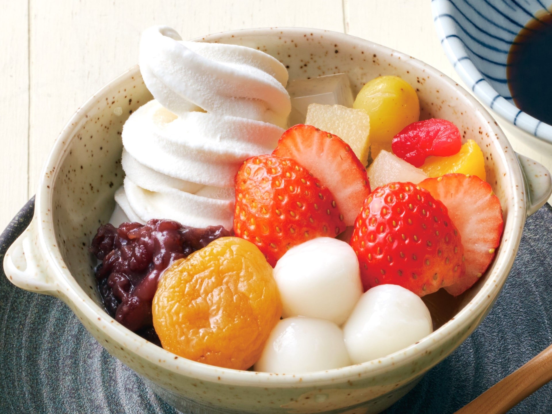「いちごソフト白玉あんみつ」（824円）