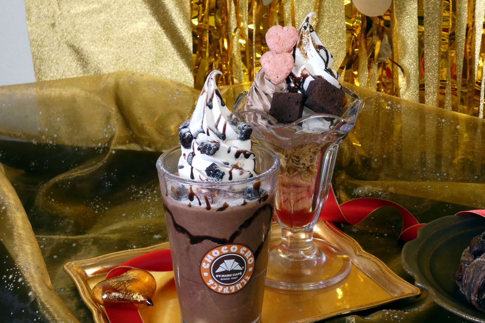 「生チョコ風濃厚リッチガトーショコラスムージー」（手前）と「生チョコ風濃厚リッチガトーショコラ＆ストロベリーハートパフェ」（奥）