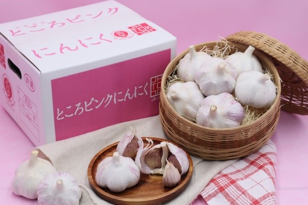 一般的なにんにくよりも香りと辛みが強く、加熱すると甘みが増すのが特徴の「ところピンクにんにく」