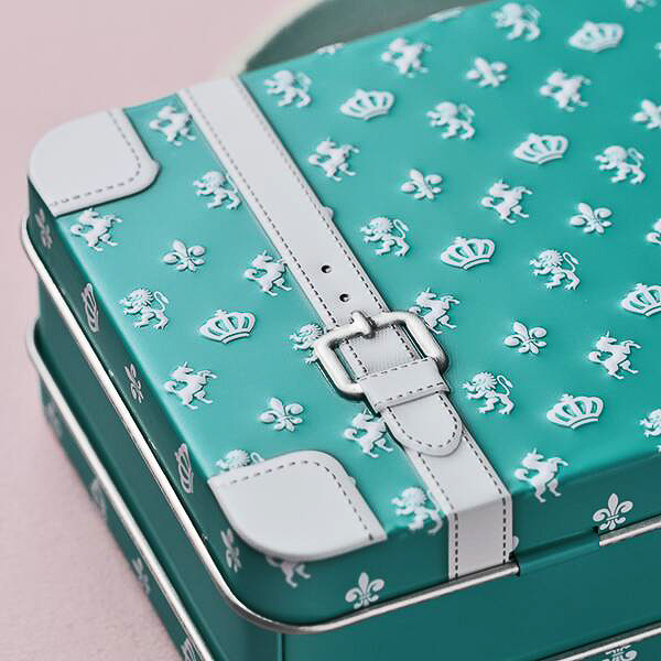 カルディ、旅行したくなる「トランク缶」チョコ付きで発売！ - グルメ