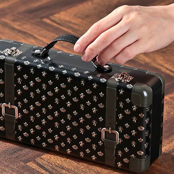 カルディ、旅行したくなる「トランク缶」チョコ付きで発売！ - グルメ