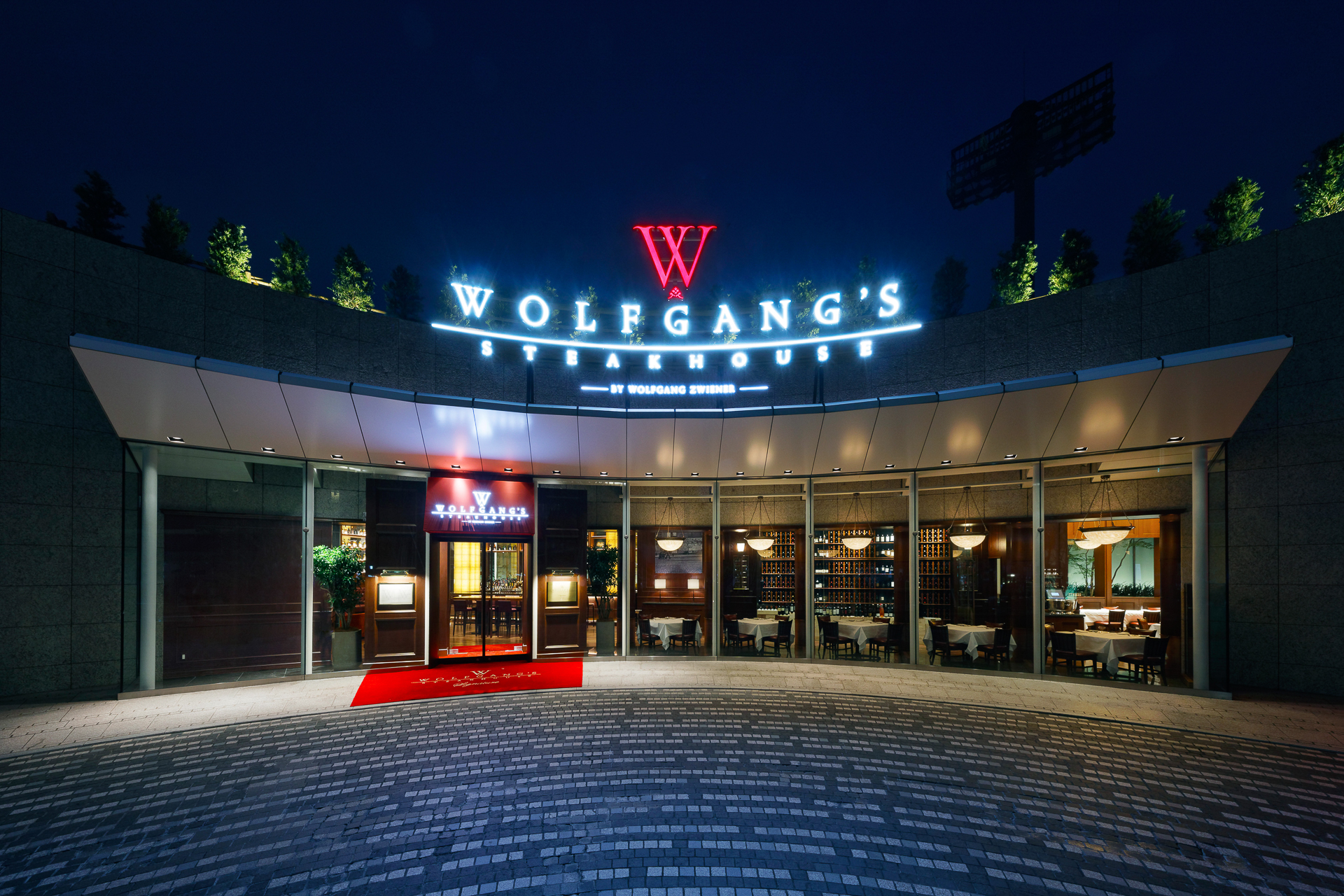 ウルフギャング・ステーキハウスのシグニチャー青山店では、希少なウイスキーを有するウイスキーライブラリーを備えたウイスキーラウンジを併設している