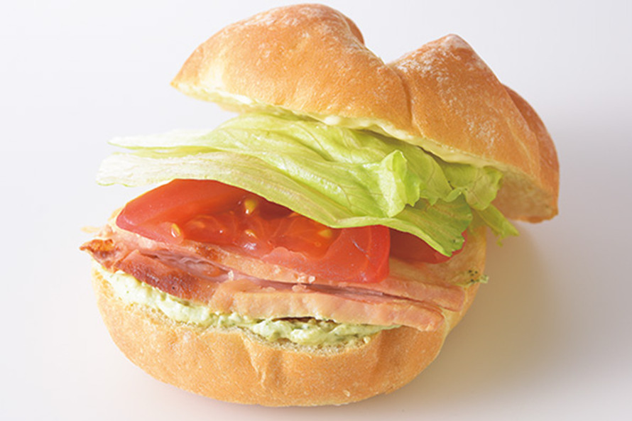 カイザーロールサンド（バジルチキントマト）