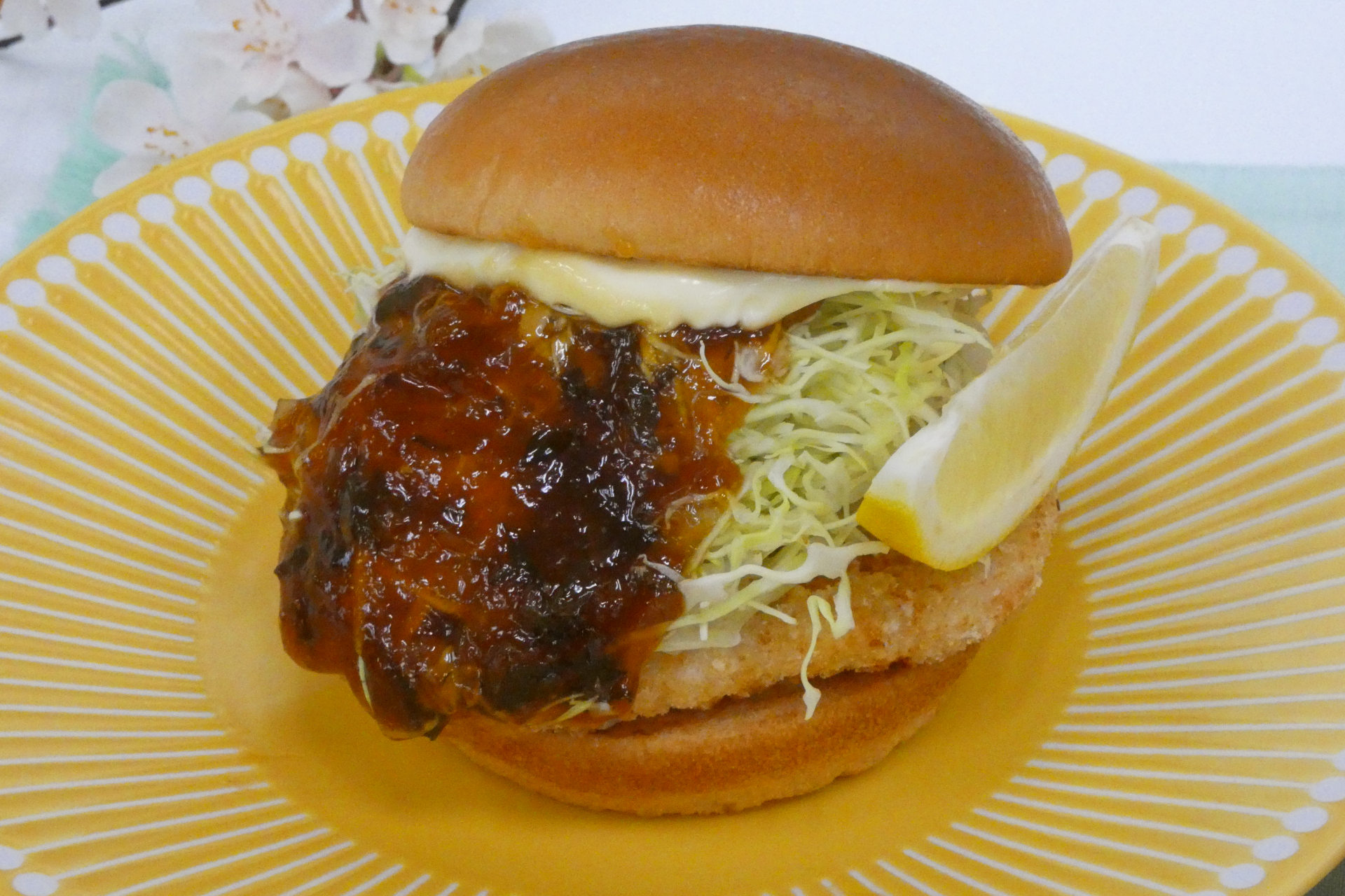 和風旨だれのとり竜田バーガー ～くし切りレモン添え～