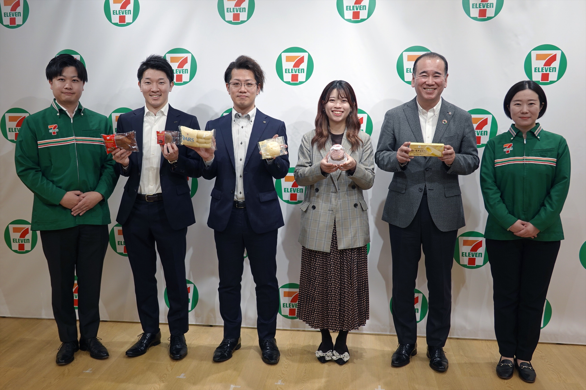 コラボ商品や新商品を持って記念撮影