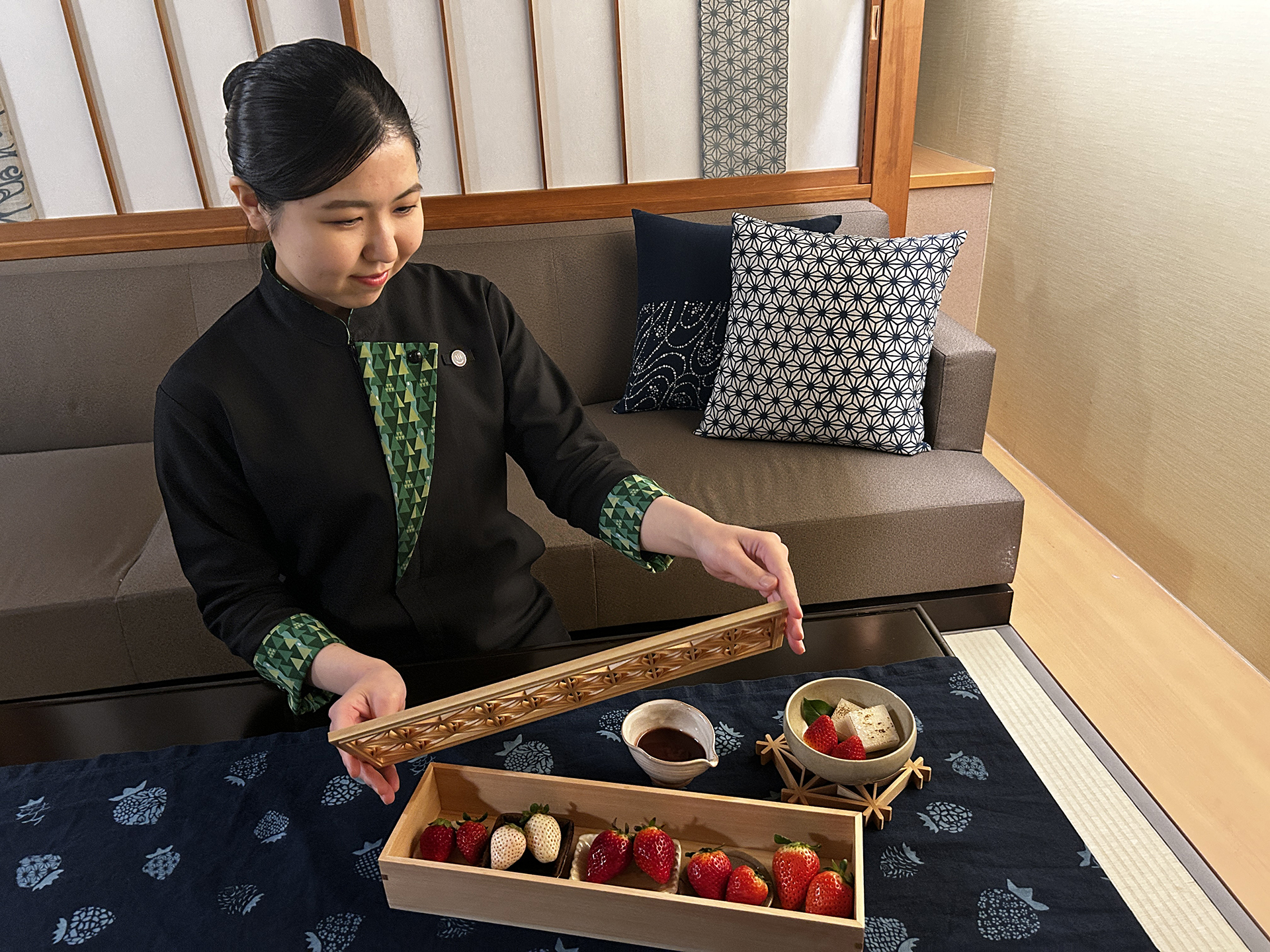 木箱に入った宝石のような旬のイチゴ