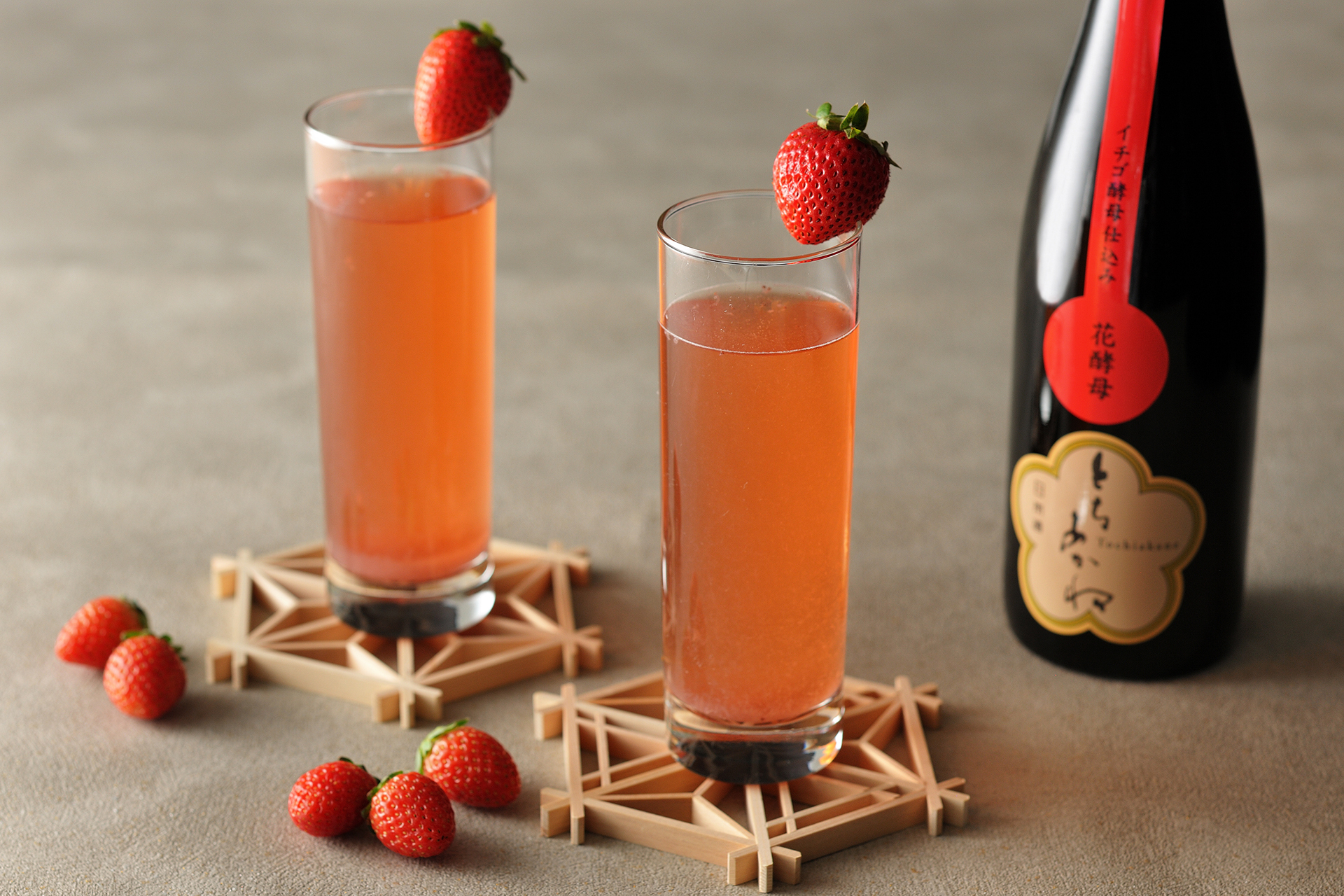 イチゴの花から分離された酵母を使った日本酒ベースのカクテル