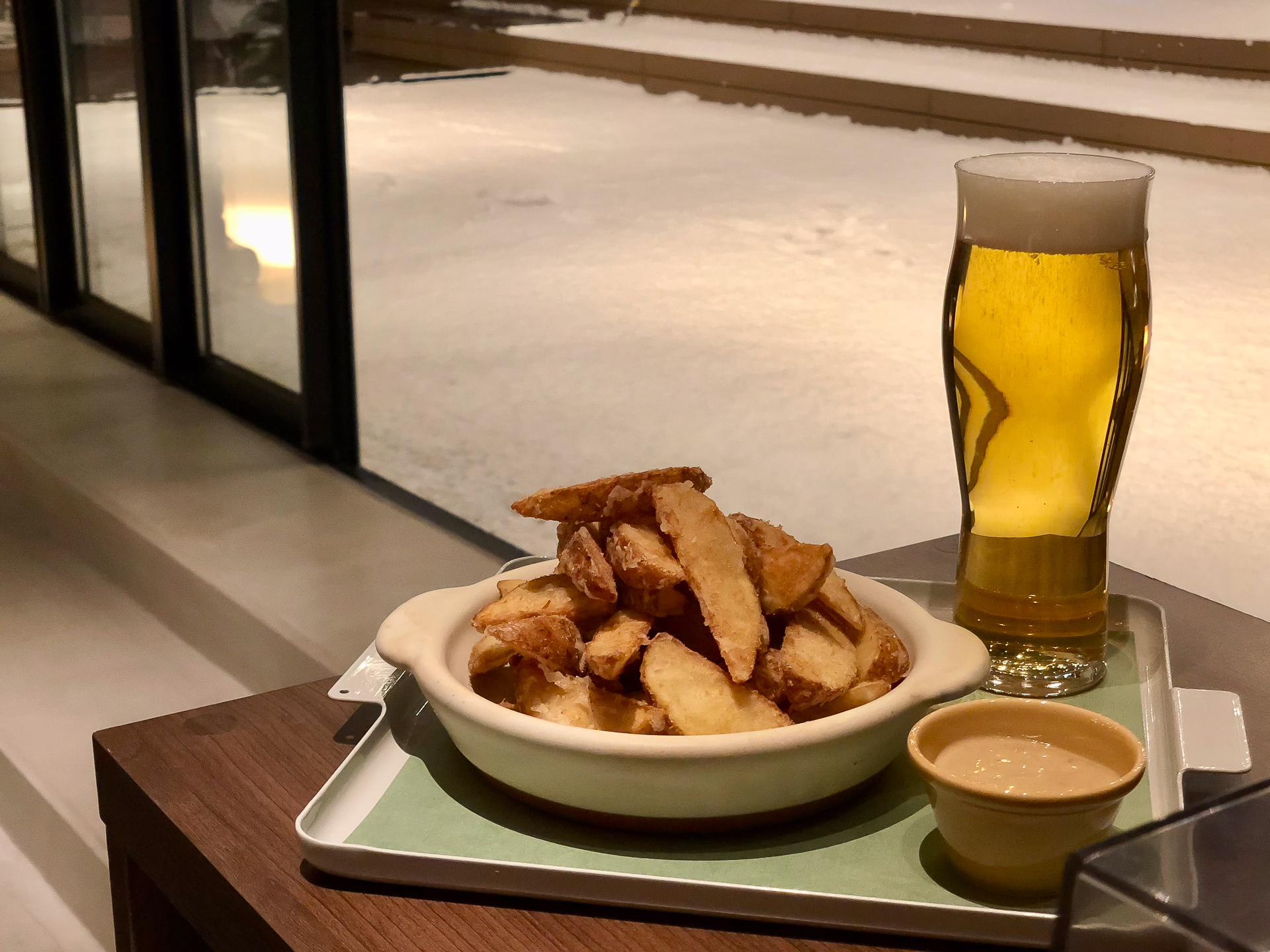 イカゴロディップポテトと生ビールのセット（1200円）