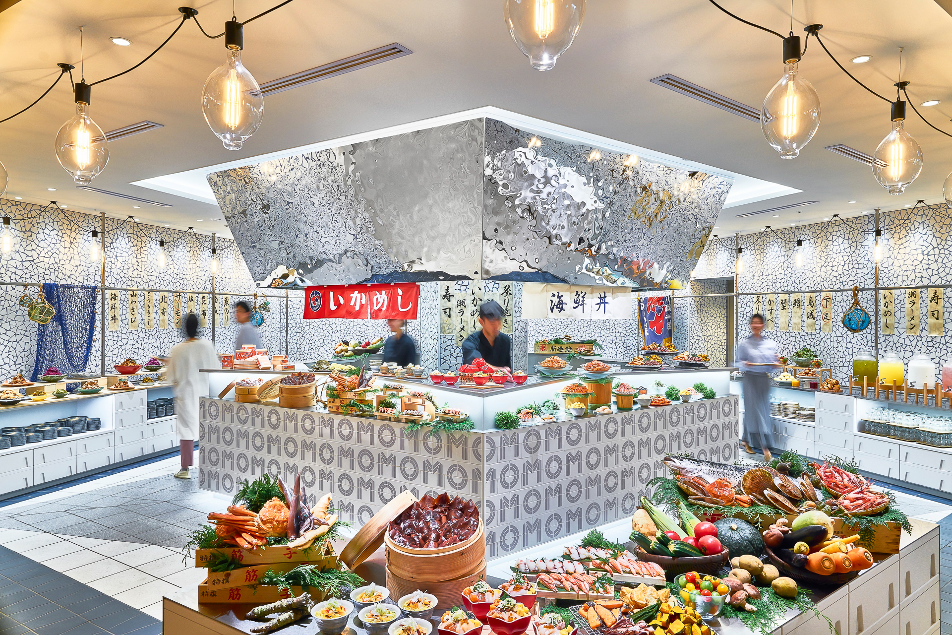 イカを使ったメニューが並ぶOMOダイニング