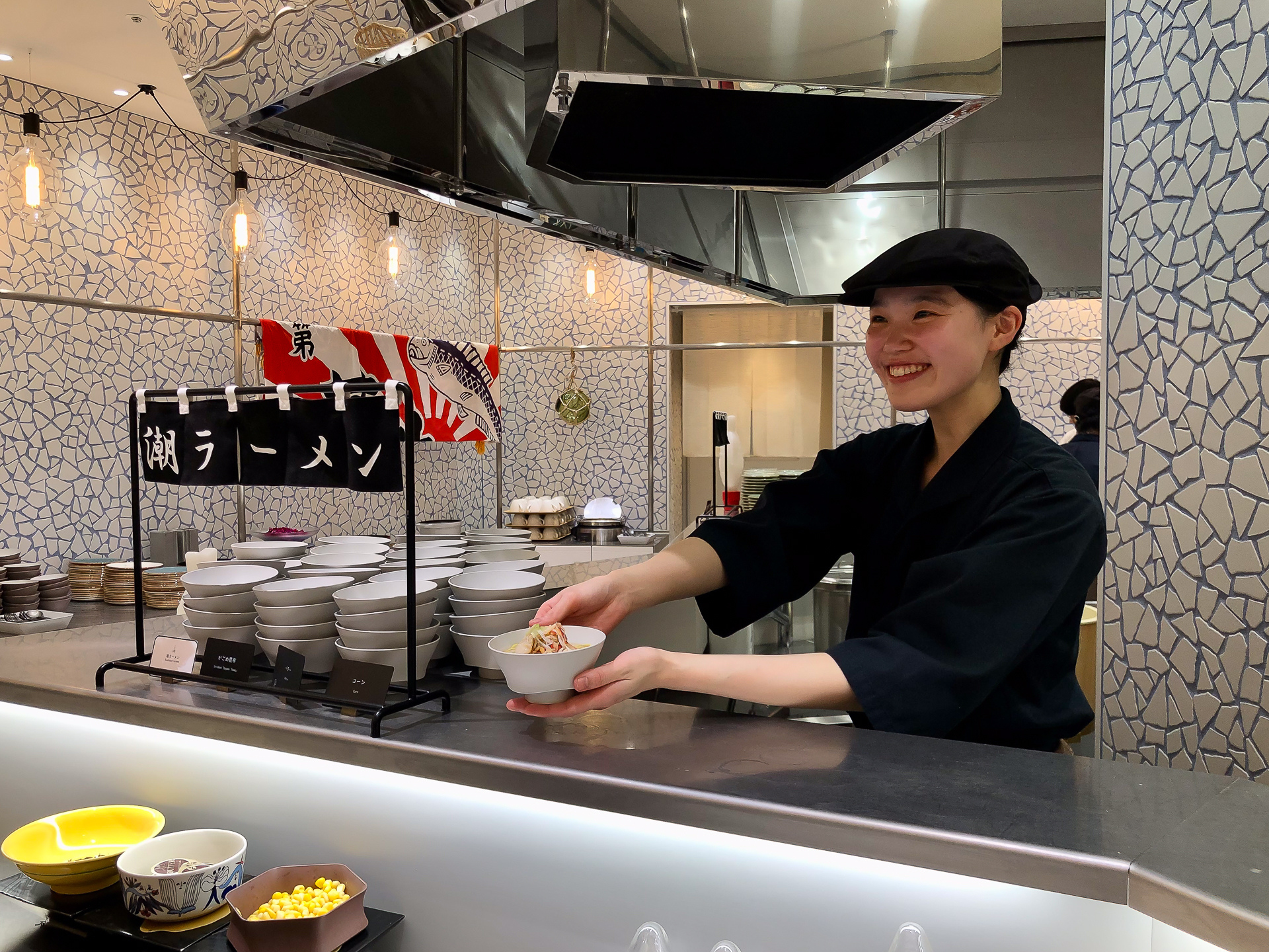 潮ラーメンの提供シーン