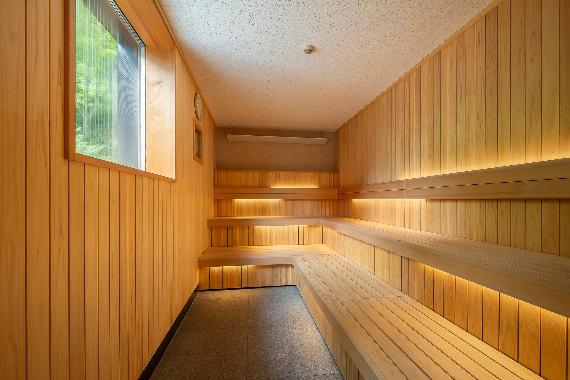 ヒノキ造りのサウナ室