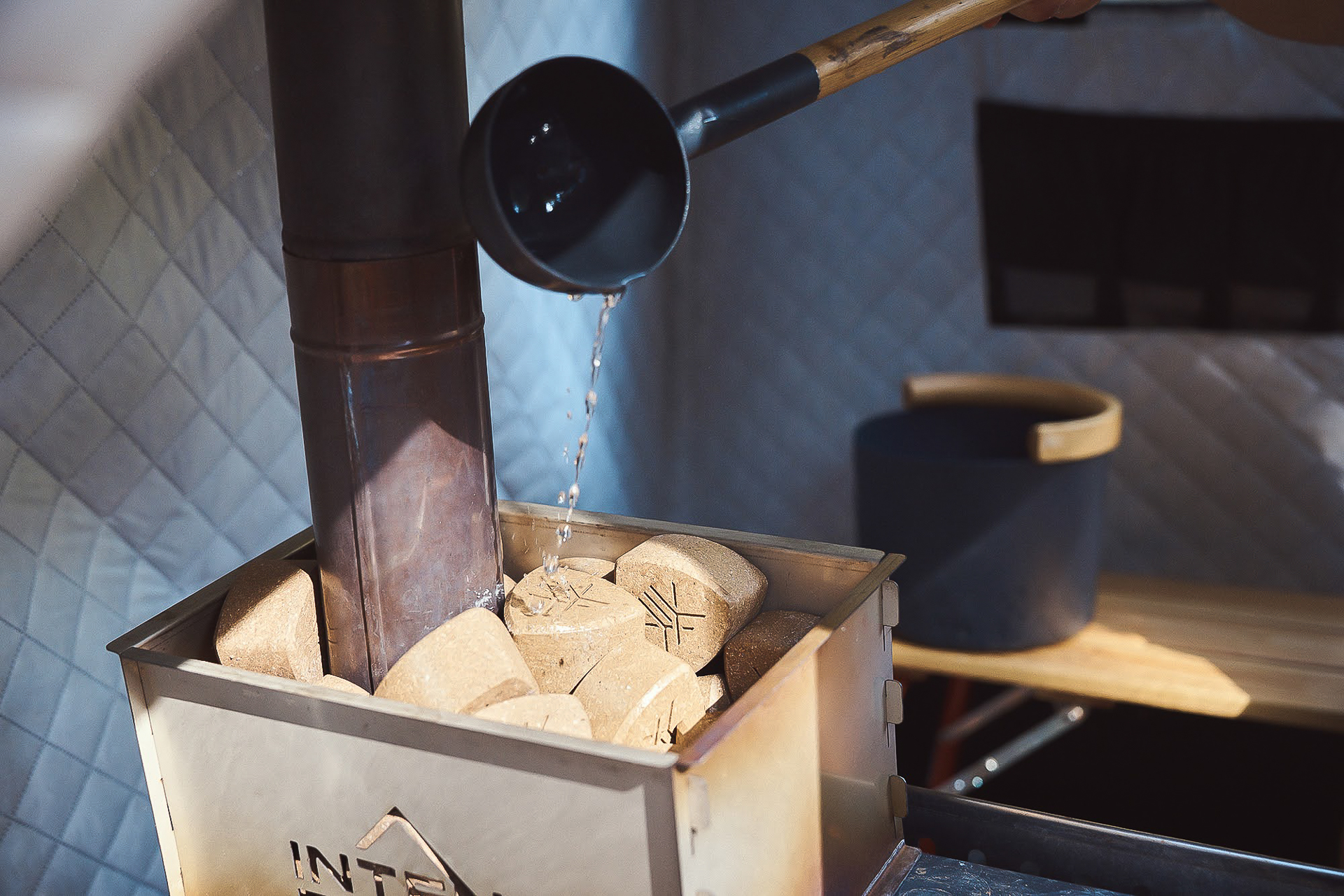 テントサウナで行なわれるロウリュ