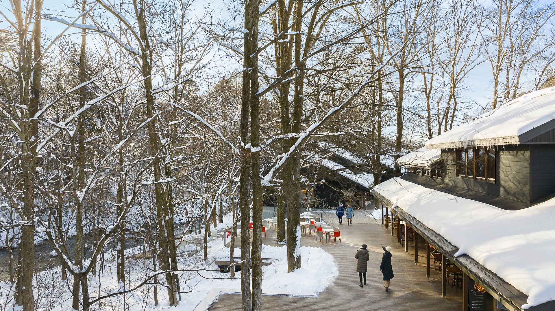 軽井沢星野エリアは、「星のや軽井沢」「軽井沢ホテルブレストンコート」「BEB5軽井沢 by 星野リゾート」といったホテル、ショッピングモール、飲食店、アクティビティ施設が軒を連ねるリゾートタウン